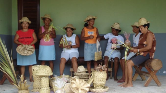 mulheres rurais produzem cestas e chapéus de palha