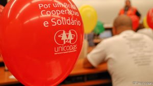 imagem de um balão vermelho com os dizeres por um brasil cooperativo e solidário